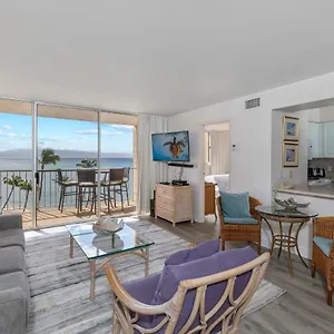 Holiday home Beachfront Bliss: Oceanside Retreat With Central Dining, Kahana